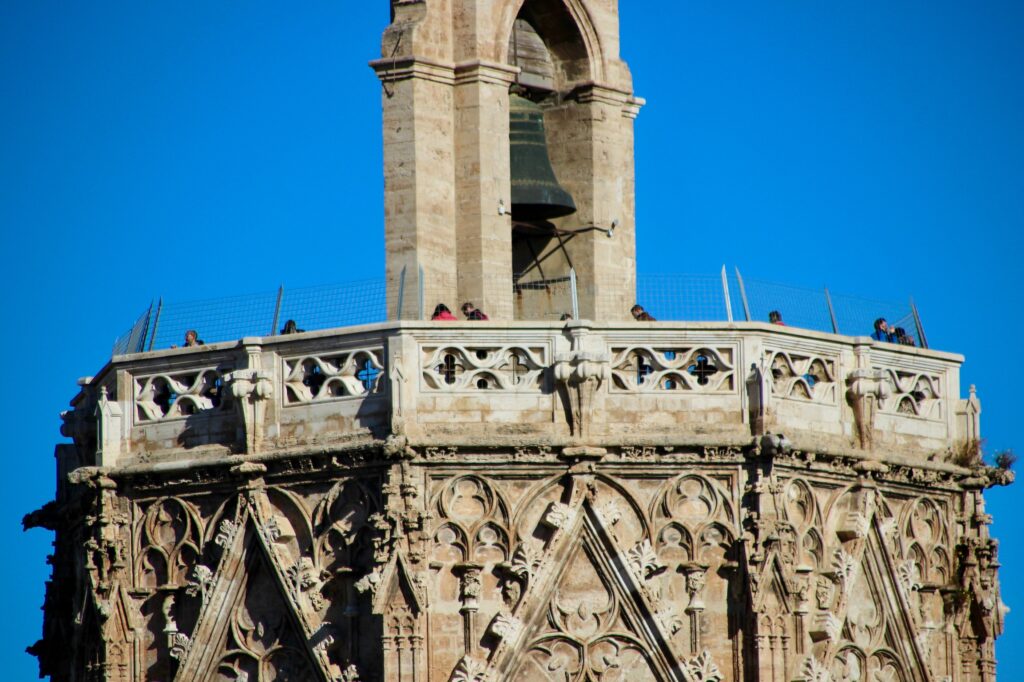 Detalle de la torre del Miguelete desde la Iglesia de Santa Catalina de Valencia