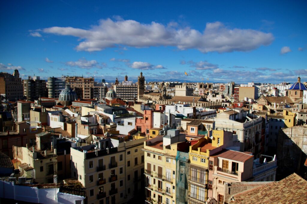 La ciudad de Valencia se extiende desordenada bajo la Iglesia de Santa Catalina