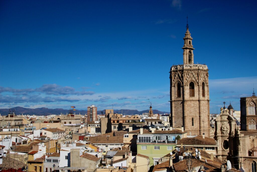 Valencia y la torre del Miguelete desde la Iglesia de Santa Catalina